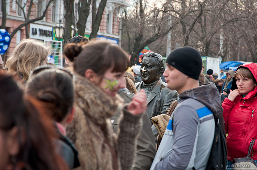 К Утёсову выстроилась очередь из желающих посидеть с ним рядом на лавочке Одесса, Украина