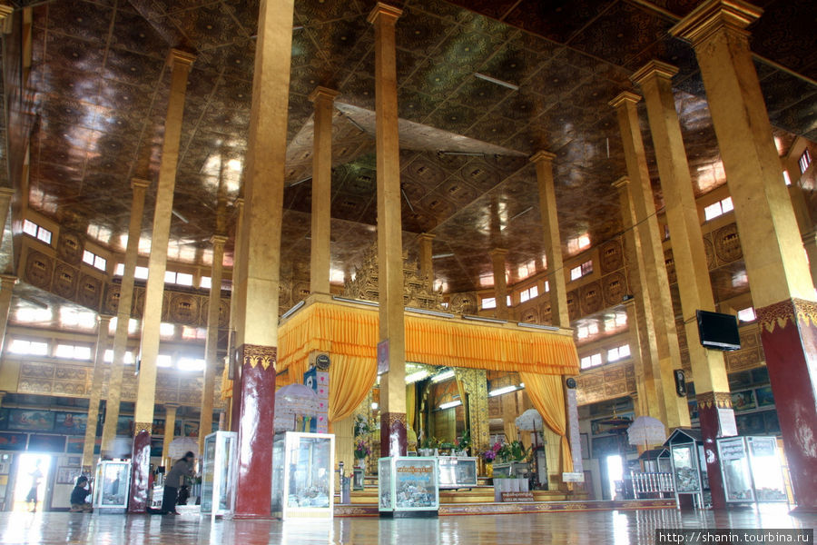 В молельном зале Ньяунг-Шве, Мьянма