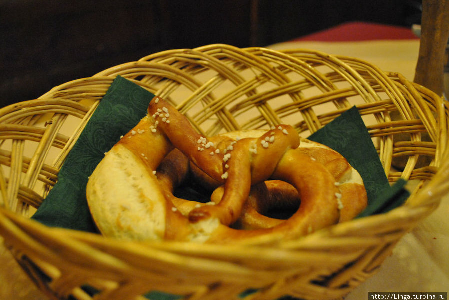 Денис просил хлеба, а ему принесли соленых крендельков к пиву... Но очень вкусные! Зальцбург, Австрия