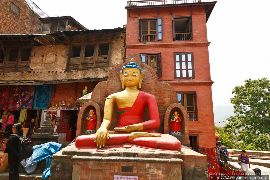 Изваяние Будды Шакьямуни в Сваямбунатхе Катманду, Непал