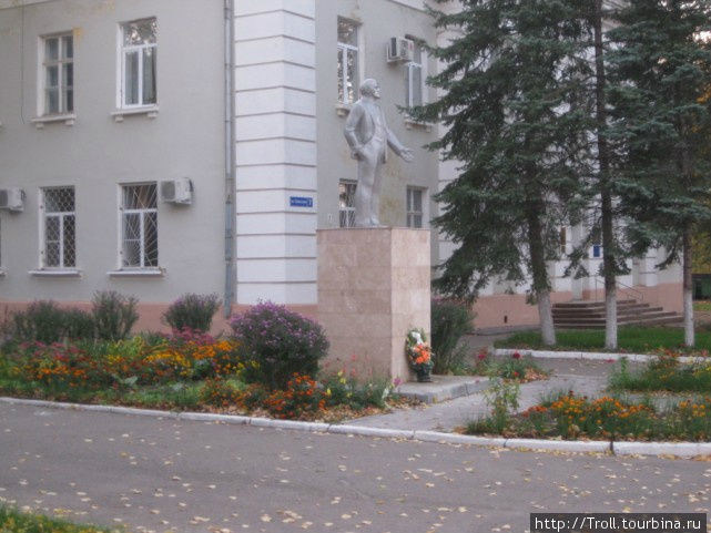 Спокойно и как бы замаскировавшись на фоне здания, стоит себе Владимир Ильич Луховицы, Россия