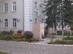 Спокойно и как бы замаскировавшись на фоне здания, стоит себе Владимир Ильич