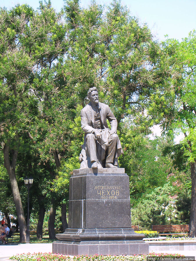 Памятник Чехову в одноименном сквере. Таганрог, Россия