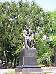 Памятник Чехову в одноименном сквере.