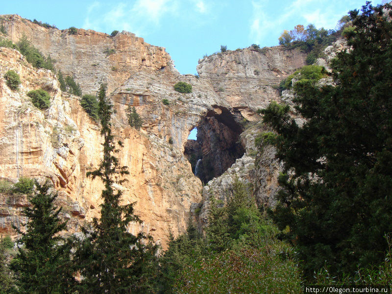 Водопад в расщелине Долина Кадиша, Ливан