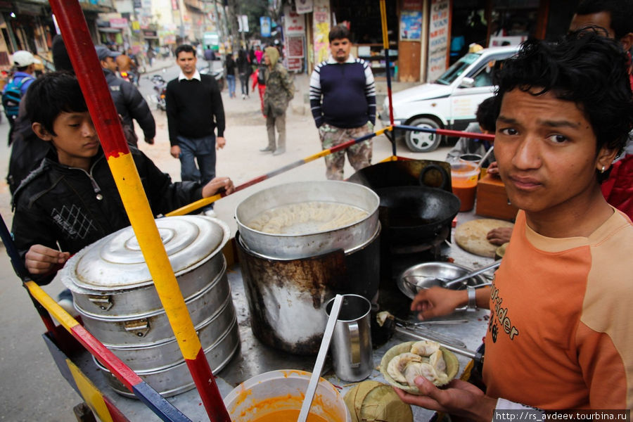 Пельмешки готовят на каждом углу, только тут они называются Момо Катманду, Непал