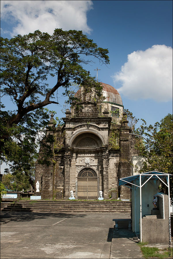 Однозначно главной достопримечательностью этого кладбища является церковь святого Панкратия, ведь старых церквей тут практически нет — что-то уничтожено землетрясениями, что-то японцами во Вторую Мировую Манила, Филиппины