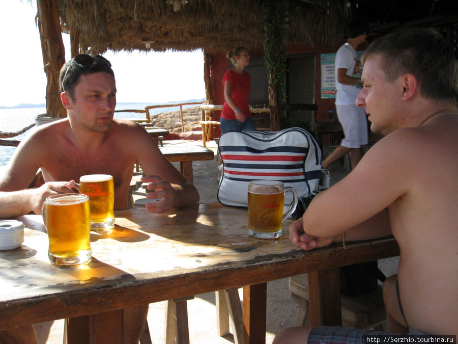 Болтаем и пьём пиво в баре Остров Ибица, Испания