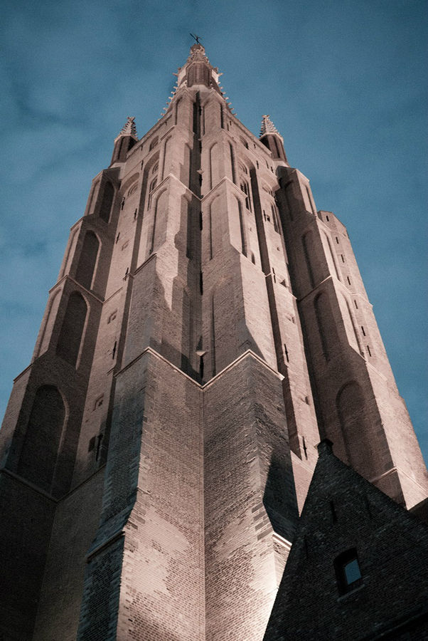 Башня церкви Богоматери напоминает космический корабль. Брюгге, Бельгия