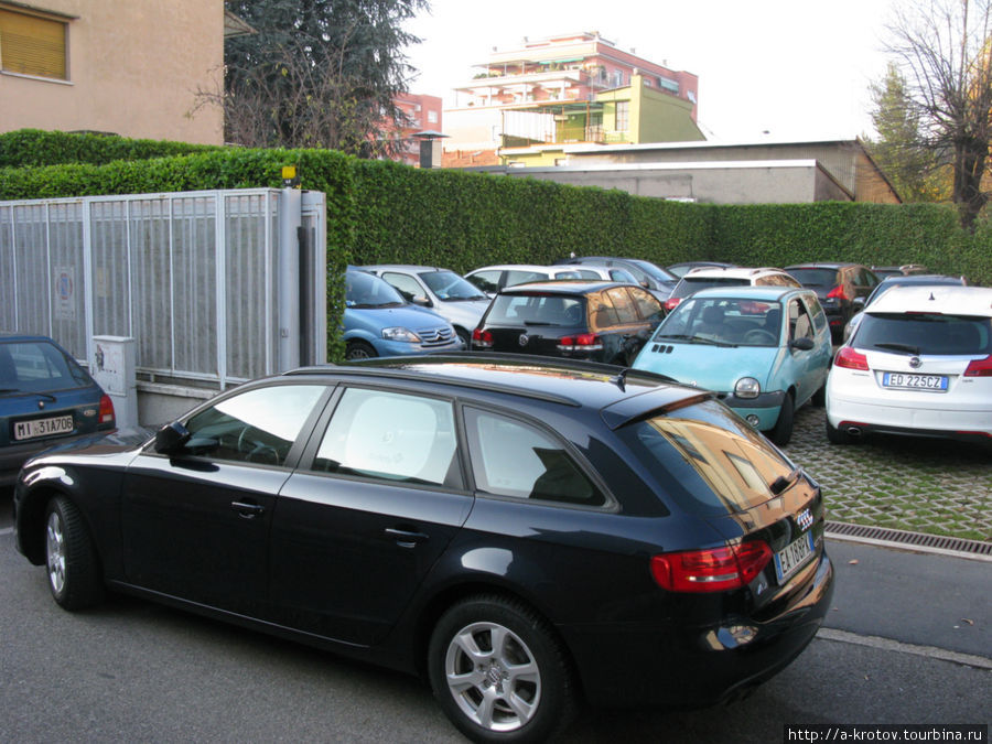 всюду машины, понатыкали машин, не пройти не проехать Милан, Италия