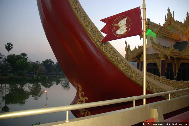 Каравейк-Холл — плавучий ресторан Янгон, Мьянма