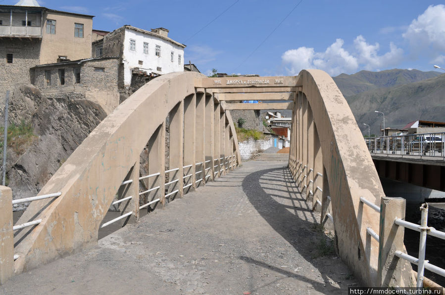 Один из первых железобетонных мостов на Кавказе, построен бельгийскими инженерами. Ахты, Россия