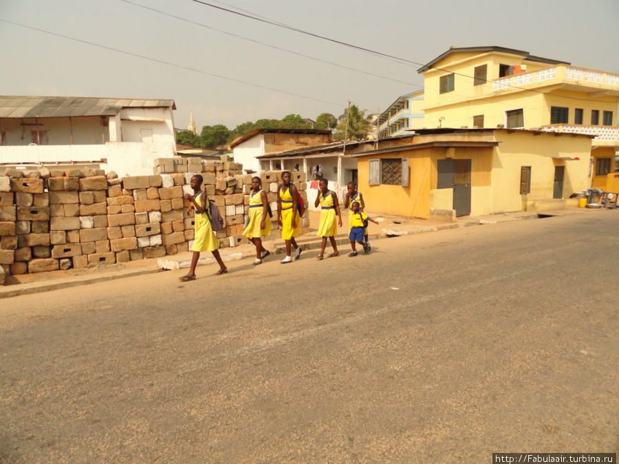 Девочки в школьной форме Кейп-Коуст, Гана