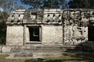 Левая часть фасада структуры II в виде традиционной майянской хижины.