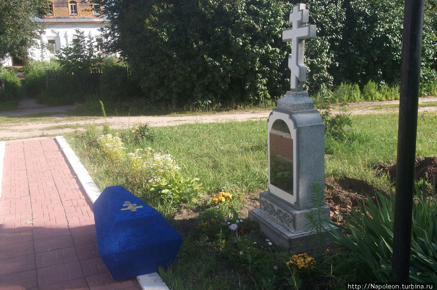 братская могила, куда, по мере обнаружения приносятся для захоронения кости с близлежащего порушенного погоста Солотча, Россия