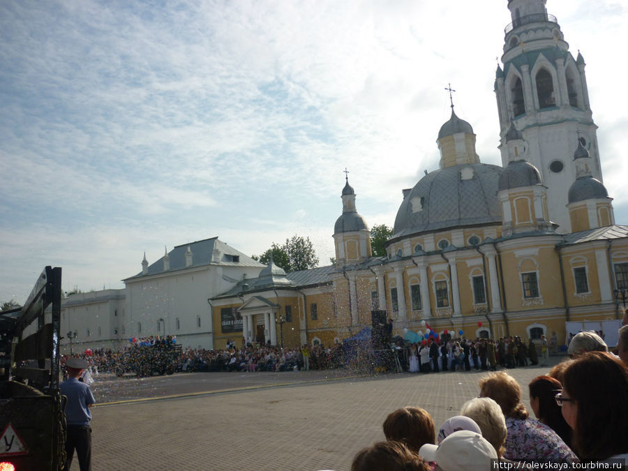 Жарким летом 2010 года открытие 10-го юбилейного фестиваля проходило на Кремлевской площади Вологда, Россия