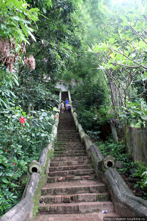 Лестница на скдлоне холма Пуси Луанг-Прабанг, Лаос