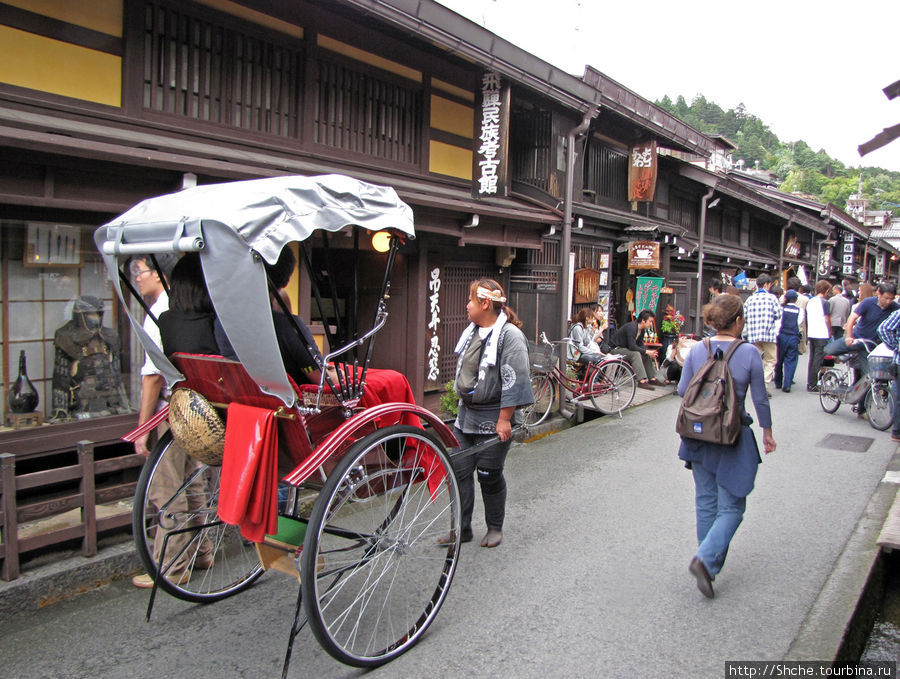 одной из японских рикш была крепкого телосложения девушка... Такаяма, Япония