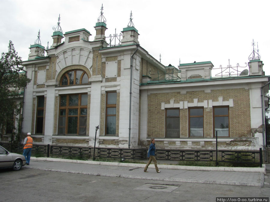 здание вокзала с вокзальной площади Туркестан, Казахстан