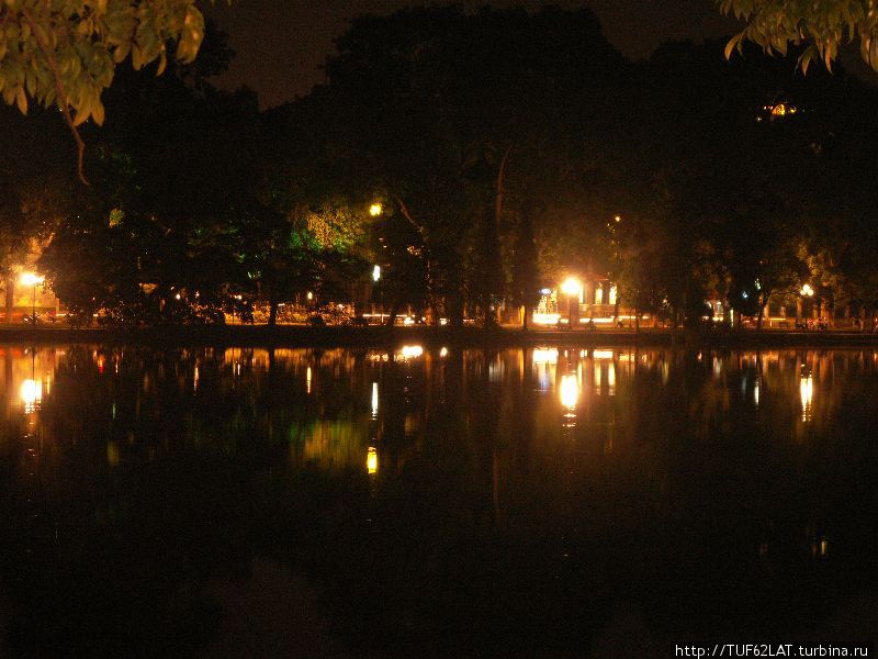 В этом озере отражаются и другие огни Ханой, Вьетнам