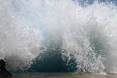Порту Мониш. Волна у борта бассейна в океане.
