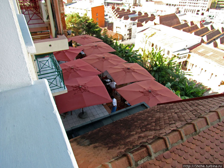 Из окна — открытая веранда ресторана Антананариву, Мадагаскар
