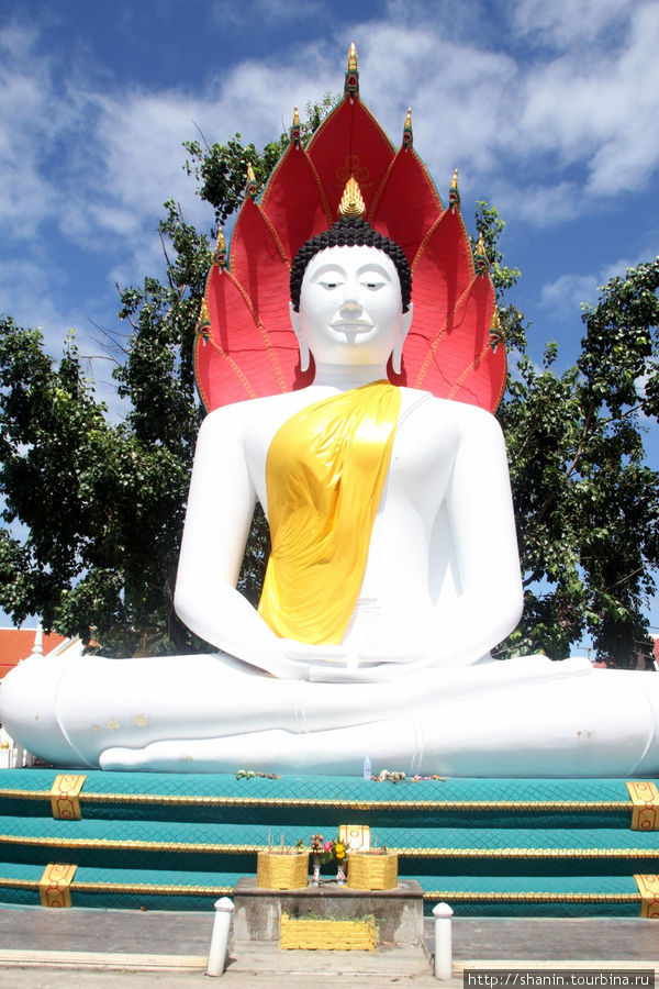 Монастырь Белого Будды Лоп-Бури, Таиланд