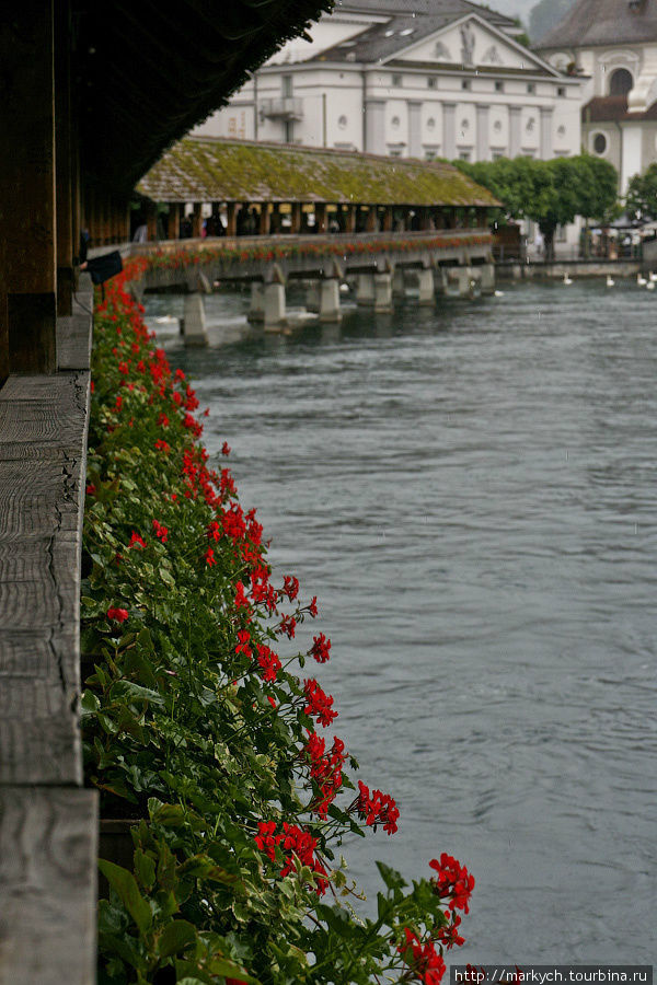 Одной из главных достопримечательностей города является деревянный мост Капелльбрюкке. Люцерн, Швейцария