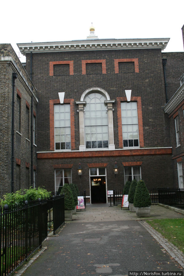вход в музей, сувенирный магазин справа от него Лондон, Великобритания