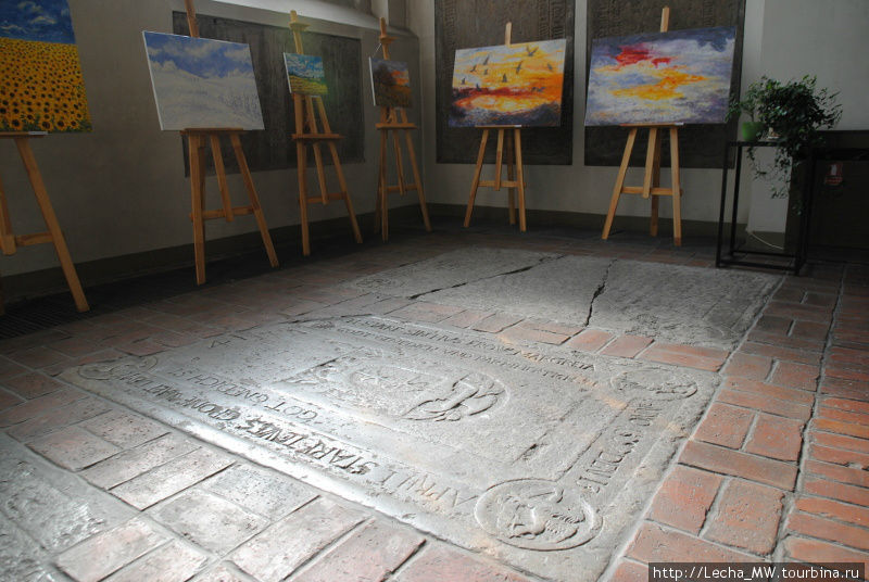 Выставка картин современных художников внутри собора Рига, Латвия