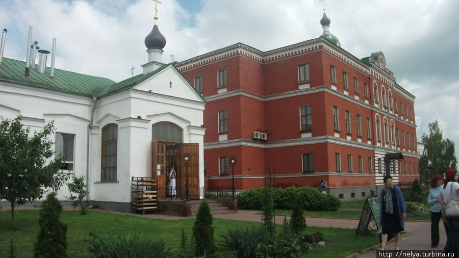 При монастыре действует духовное училище, слева пекарня, здесь можно купить монастырский хлеб Россия