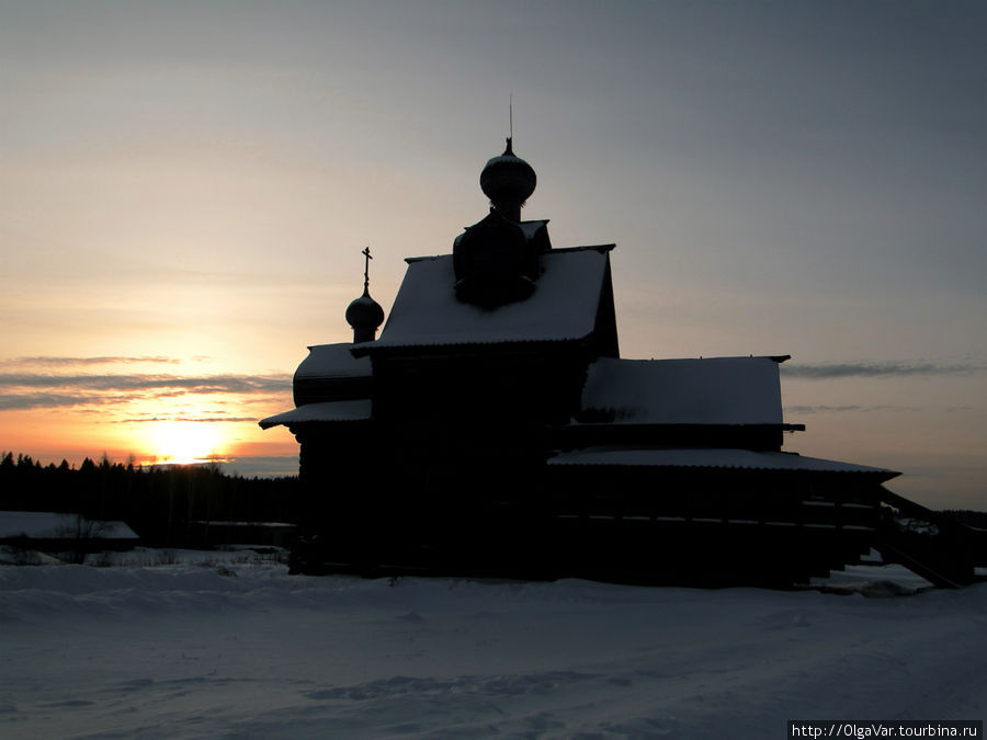 По преданию первая церковь в селе Янидор была построена на месте языческого капища-святилища Хохловка, Россия