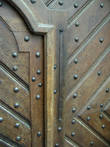 Дверь Гадчанской ратуши с укреплённой мерой длины Пражский локоть