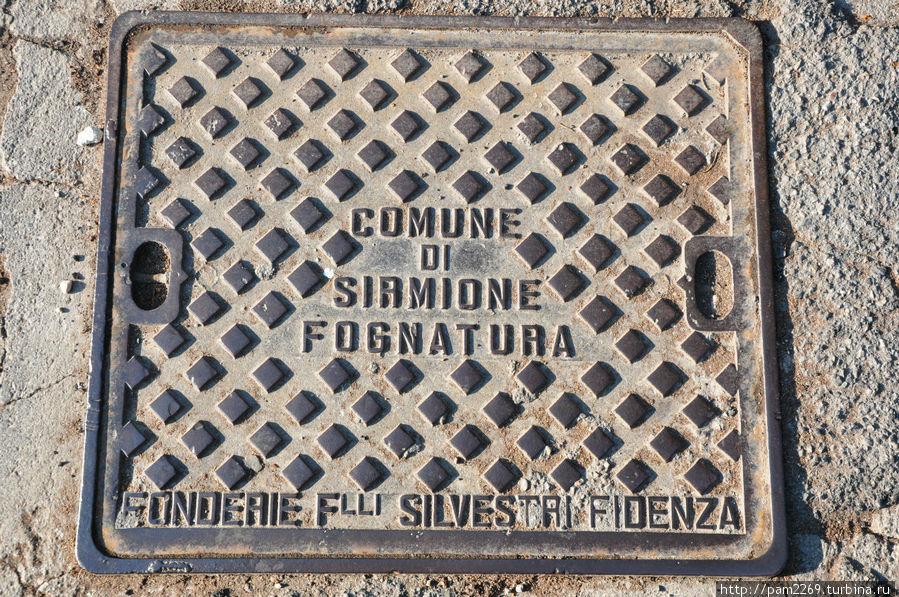 Маленький городок Сермионе тоже со своим именным люком. Италия