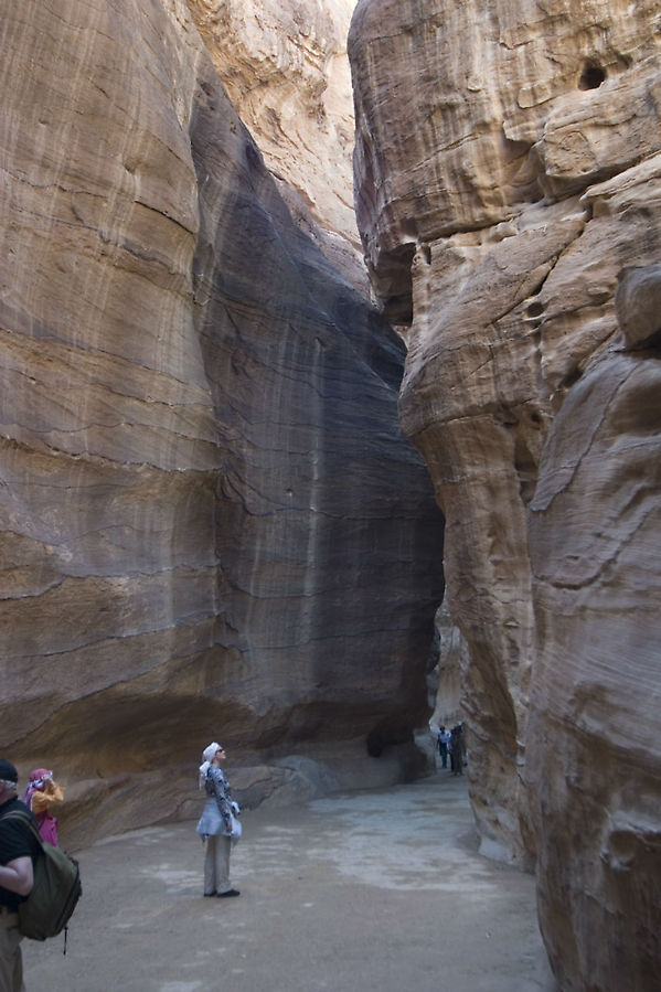 Ущелье поражало своей природной крсотой — слоистые скалы были причудливо выветренны. Петра, Иордания