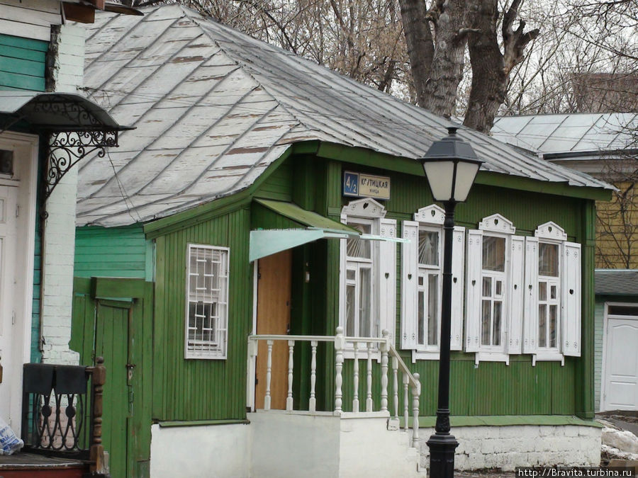 Маленький одноэтажный домик недалеко от Успенского собора. Москва, Россия