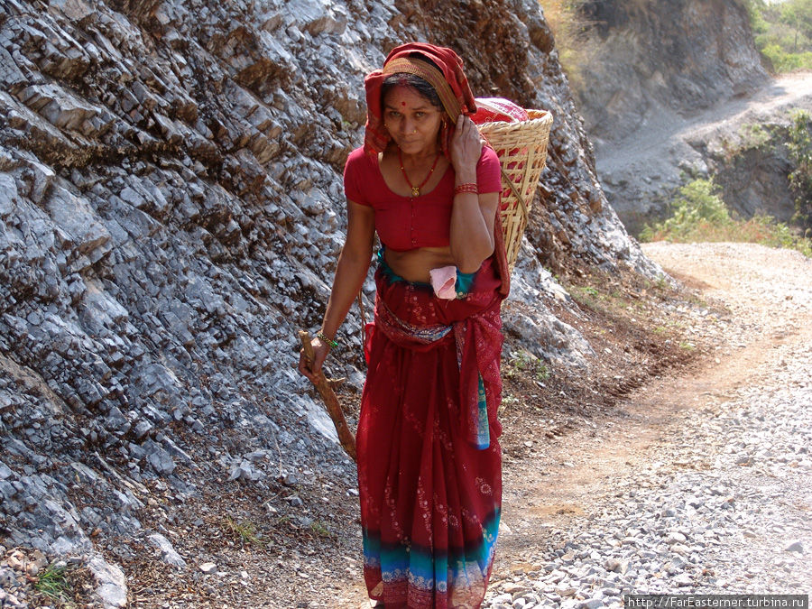 женщина с поклажей Тансен, Непал