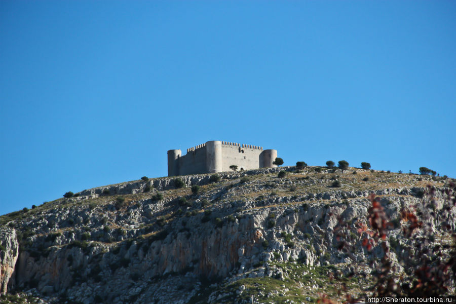 Торроэлья-де-Монгри - город с видом на замок Торроэлья-де-Монгри, Испания