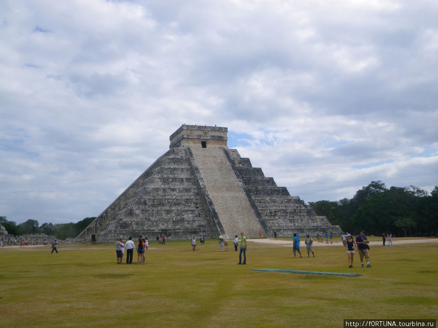пирамида Эль-Кастильо (храм Кукулькана) Чичен-Ица город майя, Мексика