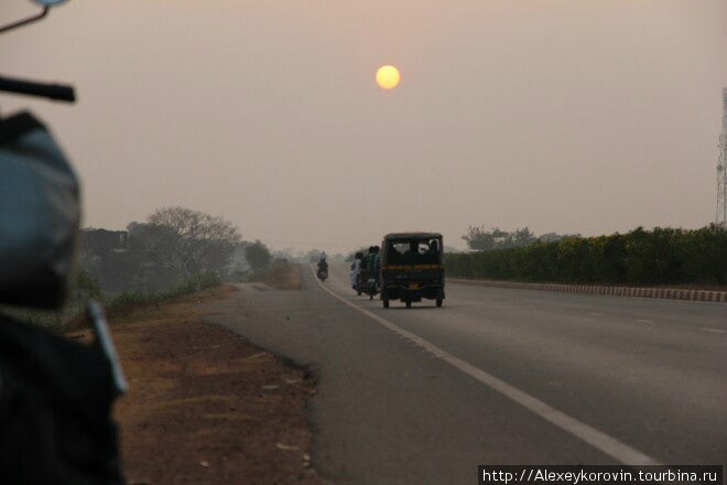 Закат на индийской дороге Штат Орисса, Индия