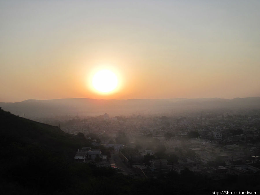 Джайпур, утро восход солнца на холме у храма Ганеши Джайпур, Индия