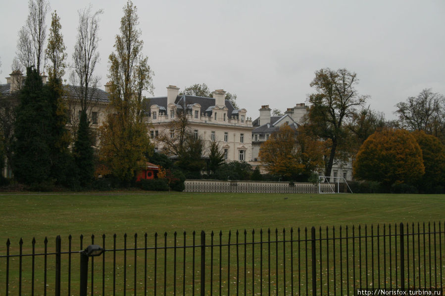 Осень в окрестностях Кенсингтонского дворца Лондон, Великобритания