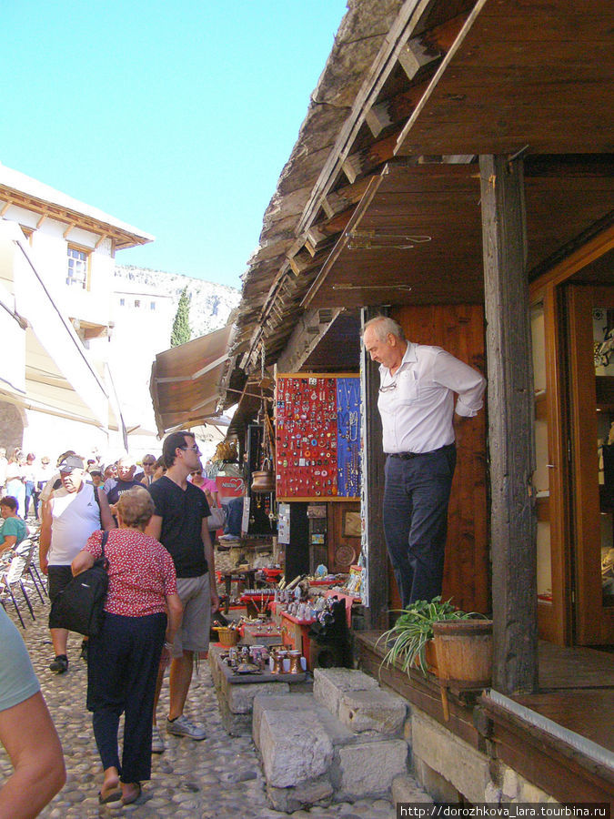 Центральный городской рынок, который называется Kujundzluk. Он занимает весь квартал, расположенный вдоль реки. Торгуют здесь всевозможными турецкими сувенирами. Это разнообразная медная посуда, кальяны, а также живопись, яркие ковры и вкусные восточные сладости. Мостар, Босния и Герцеговина