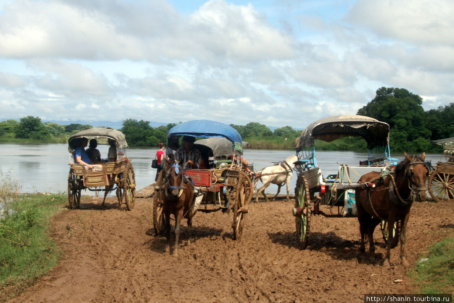 От лодочной пристани туристов развозят на запряженных лошадьми повозках Мандалай, Мьянма