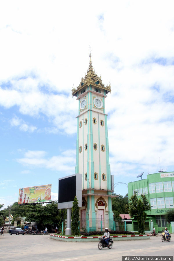 Башня с часами в центре Монивы Монива, Мьянма