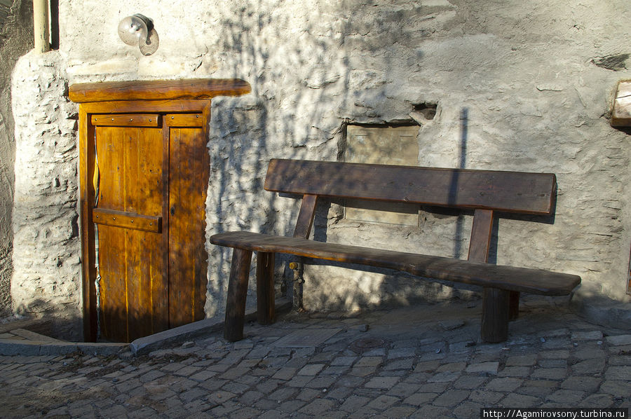 Даже скамейке приходится приноравливаться к суровому городскому ландшафту. Пьемонт, Италия