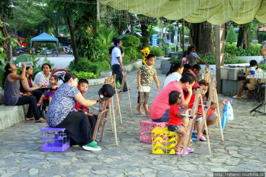 Юные художники в зоопарке Бангкок, Таиланд