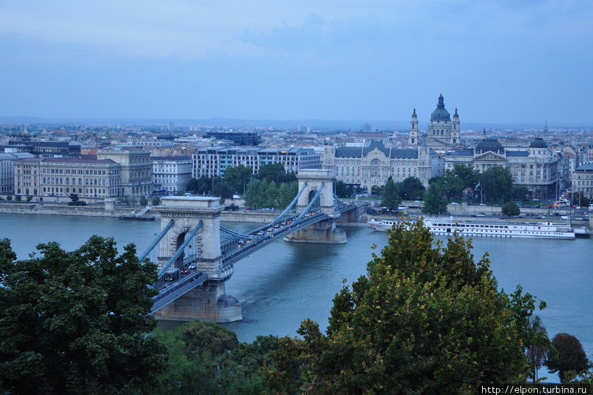 Львиный (Цепной) мост и Базилика Святого Иштвана, вид от Королевского дворца Будапешт, Венгрия