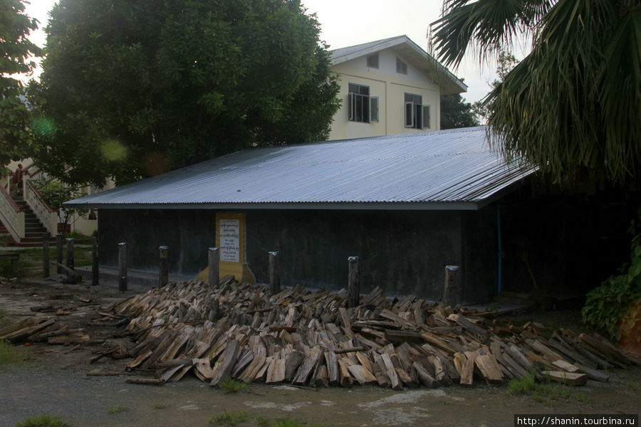 Запас дров на зиму — вернее, на кухню Ньяунг-Шве, Мьянма