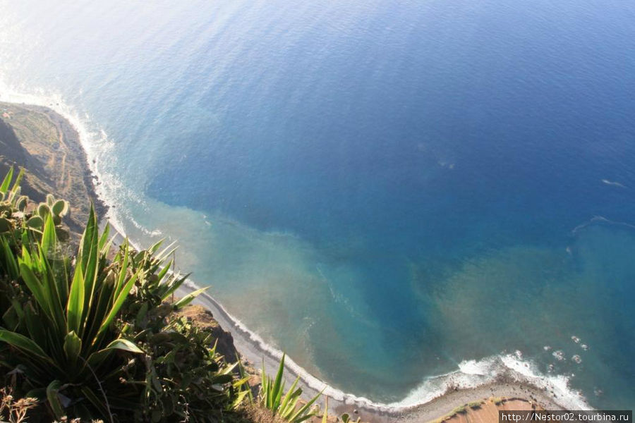 Вид с обрыва (около полукилометра до океана). Регион Мадейра, Португалия